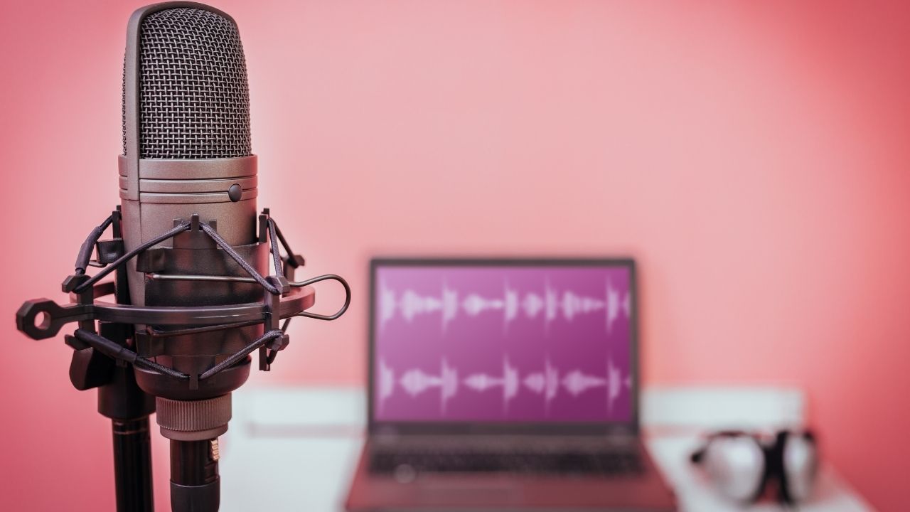 10 Best Podcasts For Bloggers in 2024 (And 15 Bonus Pods)